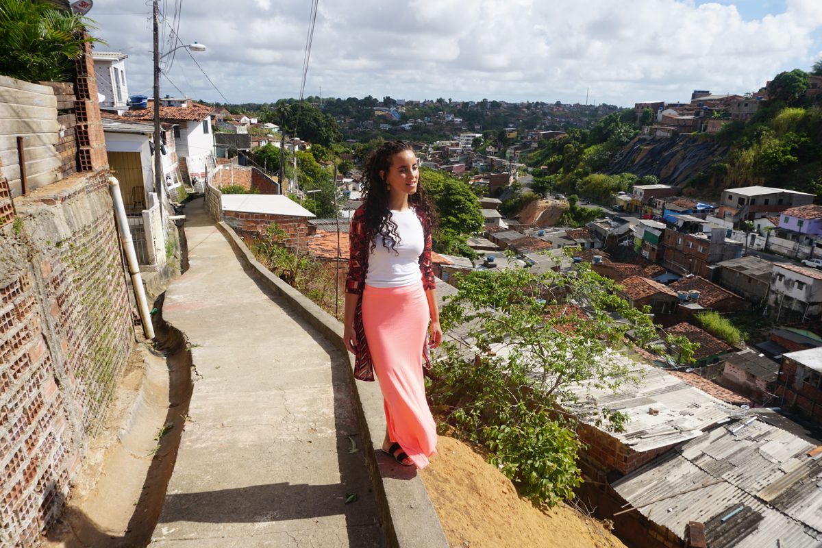 Domitila caminhando na Linha do Tiro, no Recife