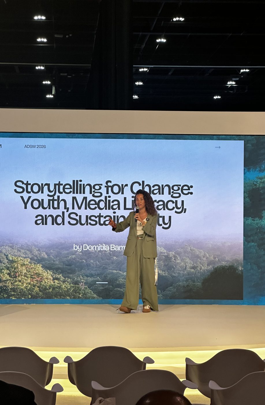 Domitila palestrando sobre Storytelling for Change no Youth 4 Sustainability, em Abu Dhabi